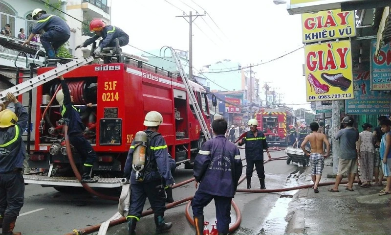 Sau khoảng 30 phút, đám cháy đã được khống chế. 